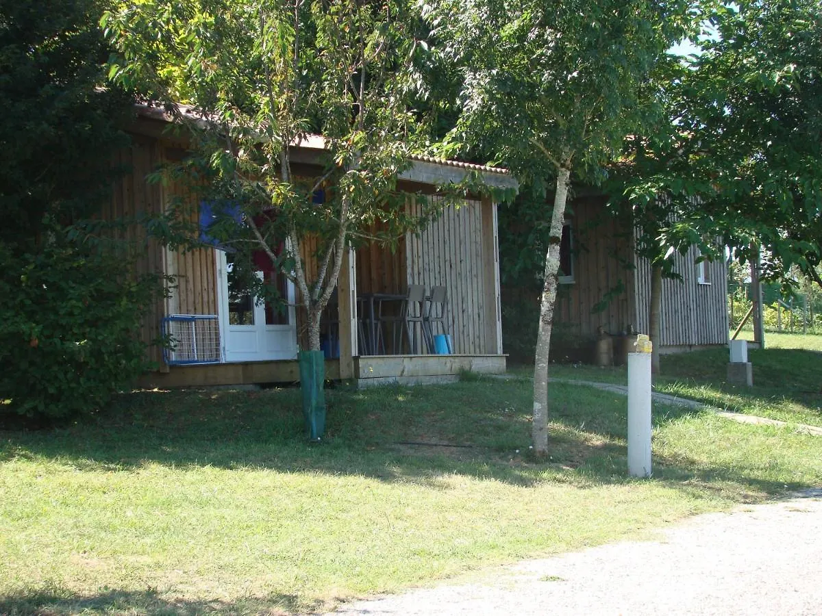Camping Les Graves Hotel Saint-Pierre-Lafeuille Campsite